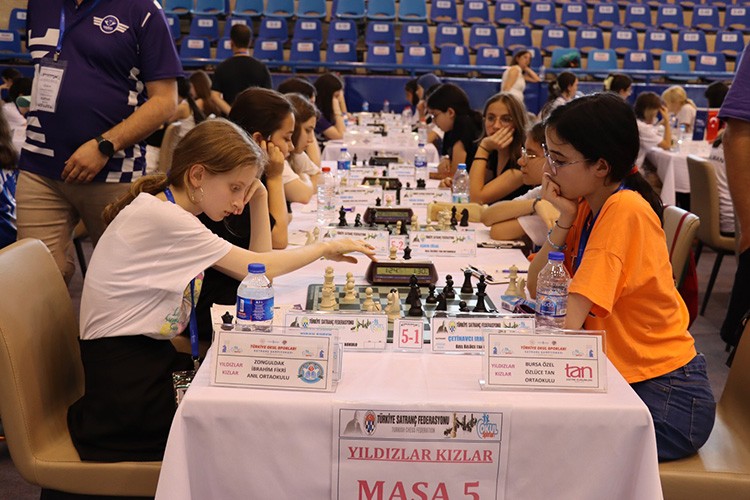Okullarda en popüler spor satranç oldu