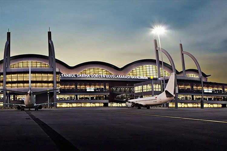 Sabiha Gökçen Havalimanı'nda uçuşlara hava muhalefeti engeli