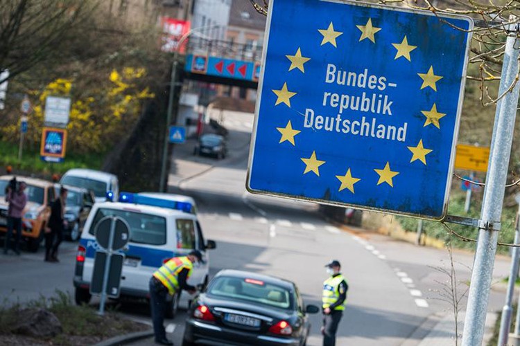 Almanya sınırlarını açtı