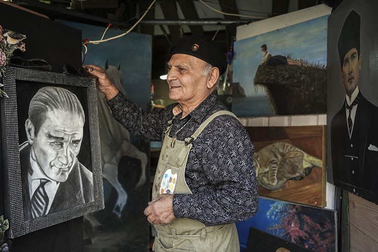Atıkları dönüştüren huzurevi sakini bahçeyi sanat galerisine çevirdi