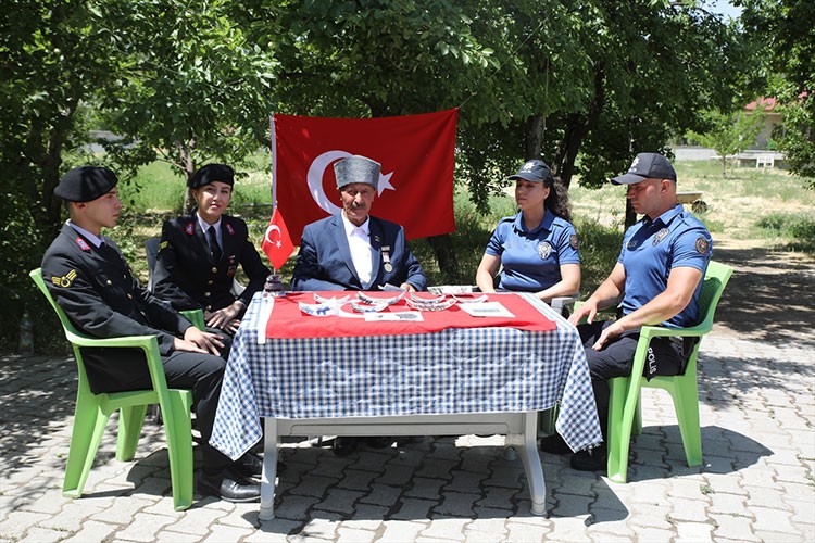 "Efsane tank"ın şoförü, anılarını güvenlik güçleriyle paylaştı