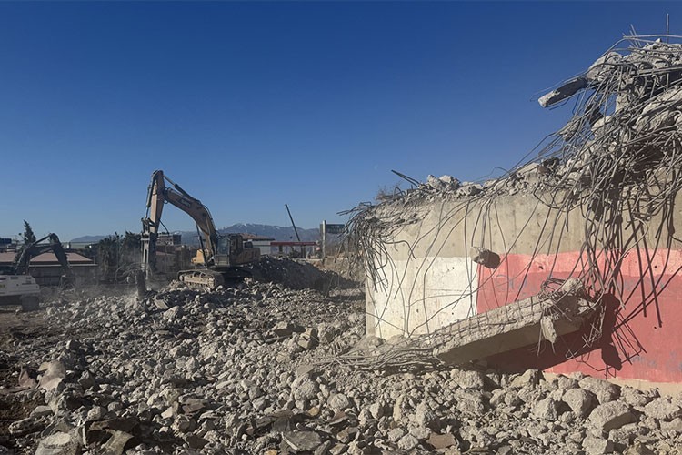 Kahramanmaraş'ta hasarlı binaların yıkımı devam ediyor