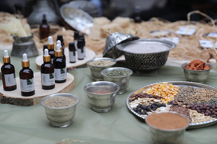 Üniversite öğrencisi ürettiği bitkisel ürünlerin tanıtımını yaptı