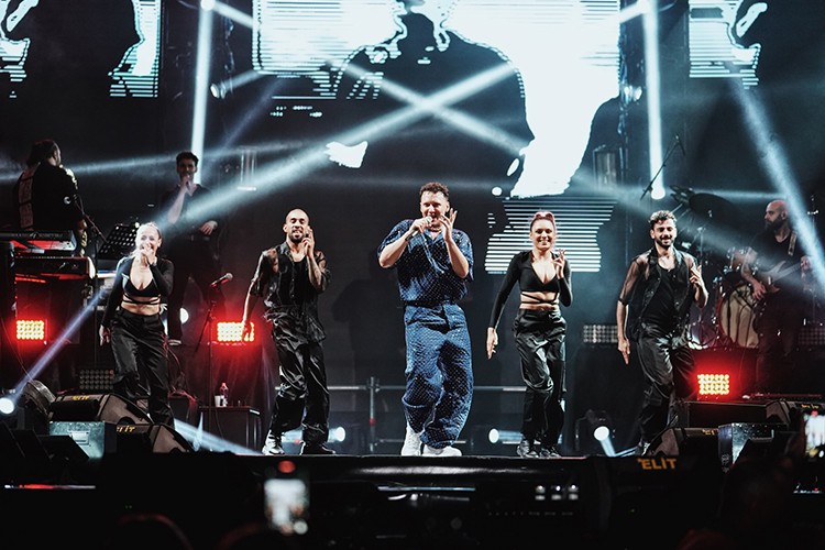 Edis'e 70 bin Kişilik Konserde Sevgi Seli