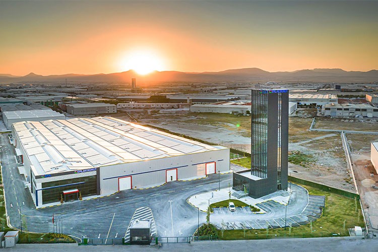 Deprem konutları için yüzlerce asansör üretti