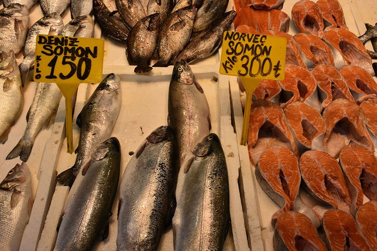 Trabzon'da tezgahları somon ve alabalık süslüyor
