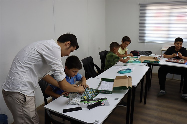 Afetzede öğrenciler, gönüllülerin desteğiyle geleceğe hazırlanıyor