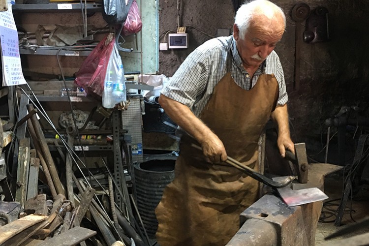 Çocuk yaşta başına geçtiği ocakta yarım asırdır demire şekil veriyor