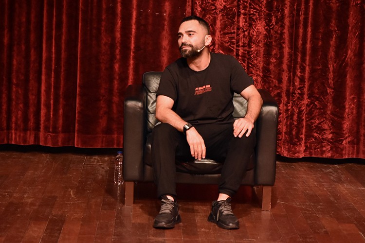 Yüksek Gerilim'le güldürecek