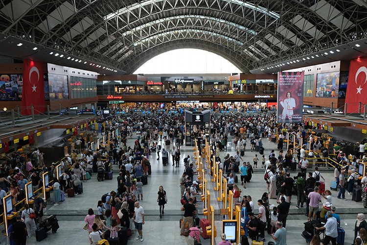 Sabiha Gökçen Havalimanı'nda bayram yoğunluğu