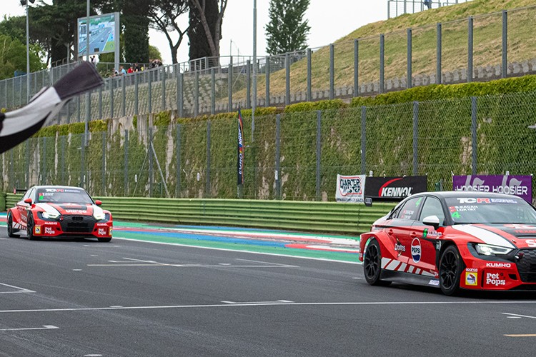 TCR Avrupa Dayanıklılık Şampiyonası'nın tek kadın pilotu Seda Kaçan'dan 19 Mayıs'ta birincilik sevinci