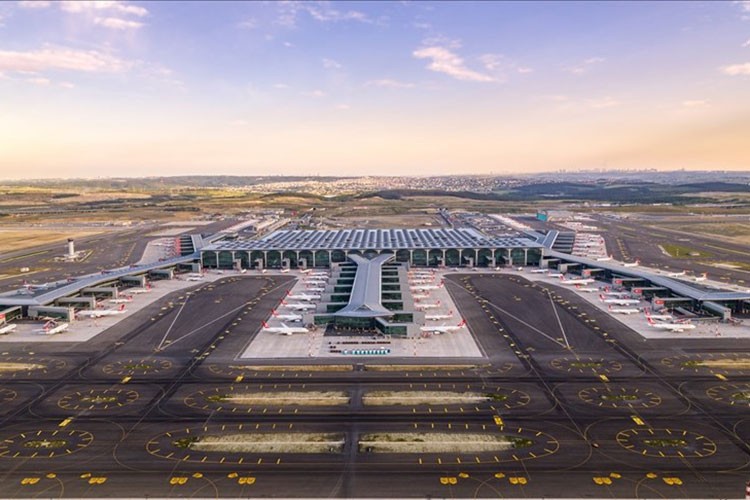 Üçlü pist uygulamasıyla bir saatte 81 uçak havalandı