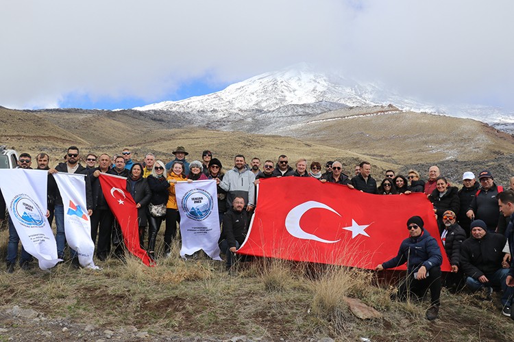 Akademisyenler karla kaplı Ağrı Dağı'nın eteklerini gezdi