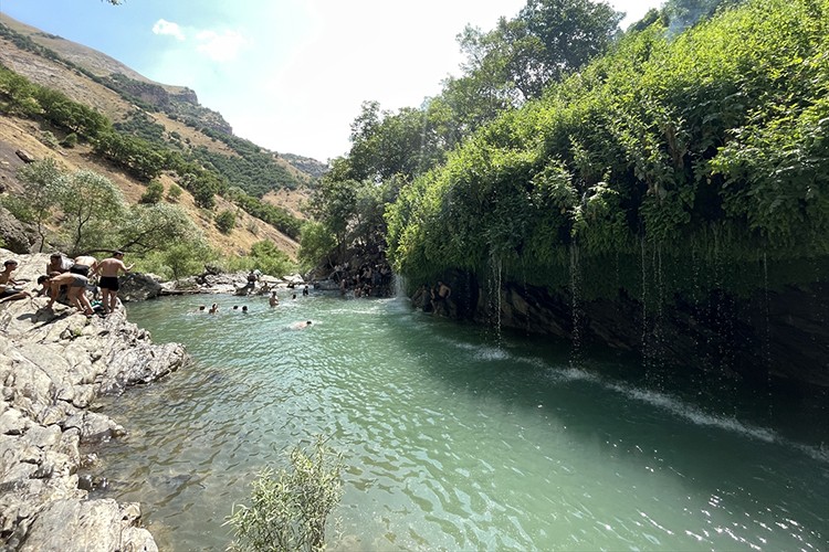 Sıcaktan bunalanlar Şineber Şelalesi'ni tercih ediyor