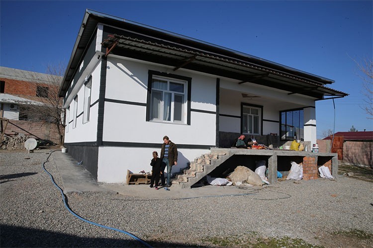 230 depremzede aile yeni evlerine yerleşti