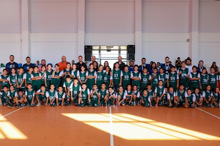 Adana'da çocuklara özel basketbol kampı
