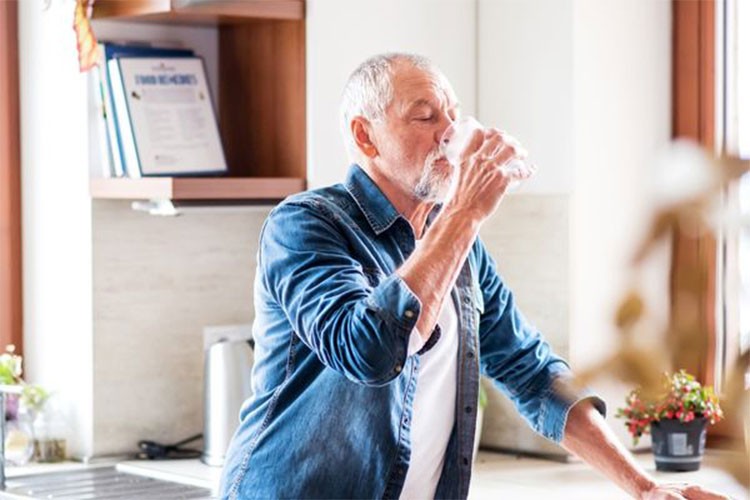 Yaşlılıkta susuzluk hissi azalıyor