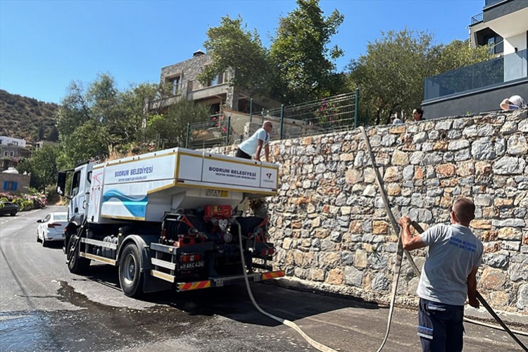 Bodrum'da su kesintisi yaşanan evlere tankerlerle su götürülüyor