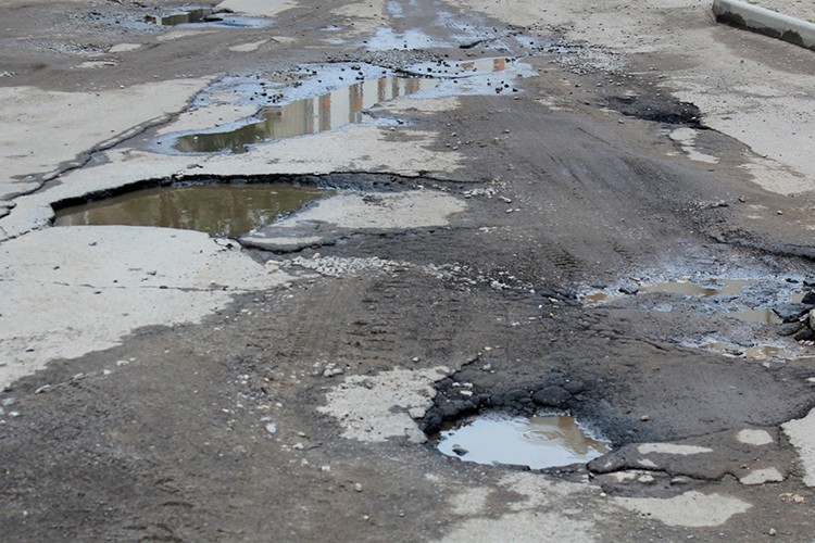 Bozuk yollar sürüş güvenliğini riske atıyor