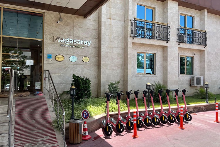 Megasaray Hotel, Sürdürülebilir Bir Tatil Deneyimi için Türkiye'nin Yerli Mikromobilite Üreticisi ROQU ile Anlaştı