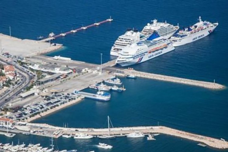 Çeşme'ye yaklaşık 3 yıl aranın ardından ilk kruvaziyer yanaştı