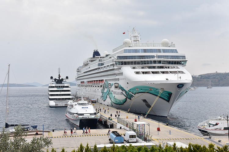 Bodrum'a iki kruvaziyerle 2 bin 528 yolcu geldi