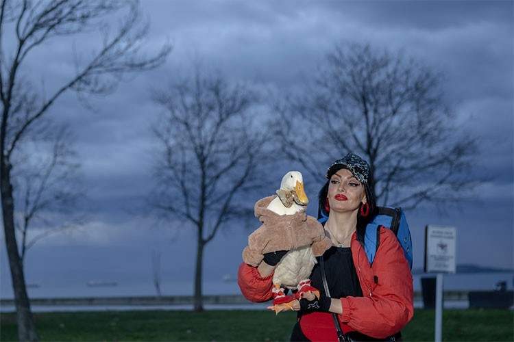 "Zeze" adını verdiği ördeğine evladı gibi bakıyor