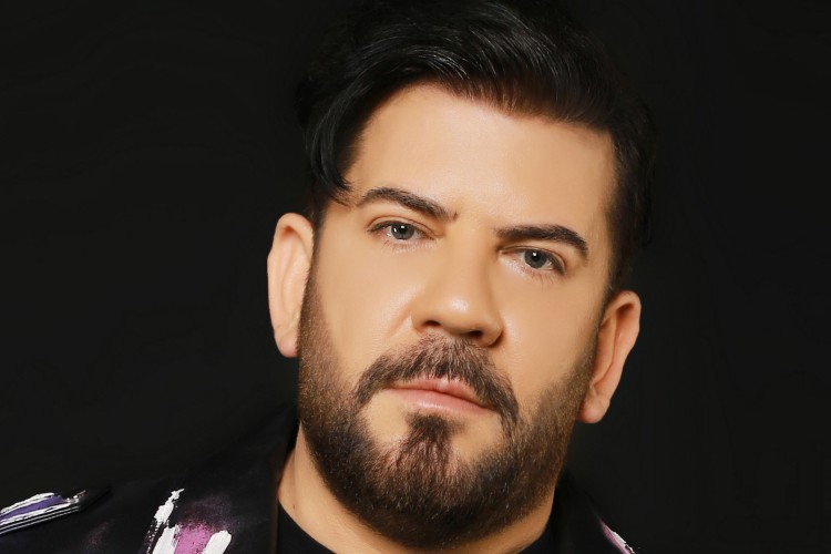 Öğrencileri için müzik yapıyor