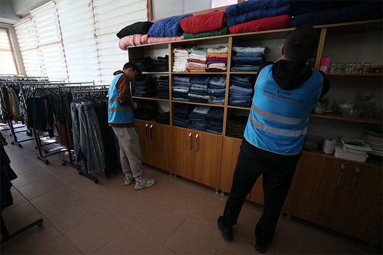 Üniversite öğrencileri ihtiyaçlarını ücretsiz karşılıyor