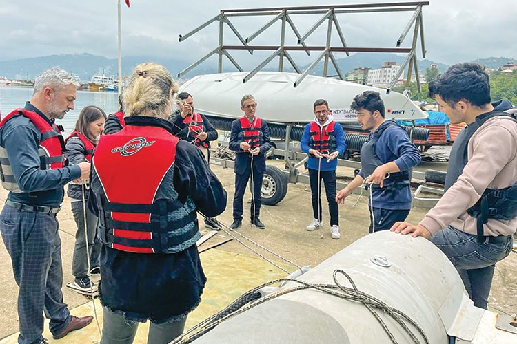 Amatör denizciler belgelerini aldı