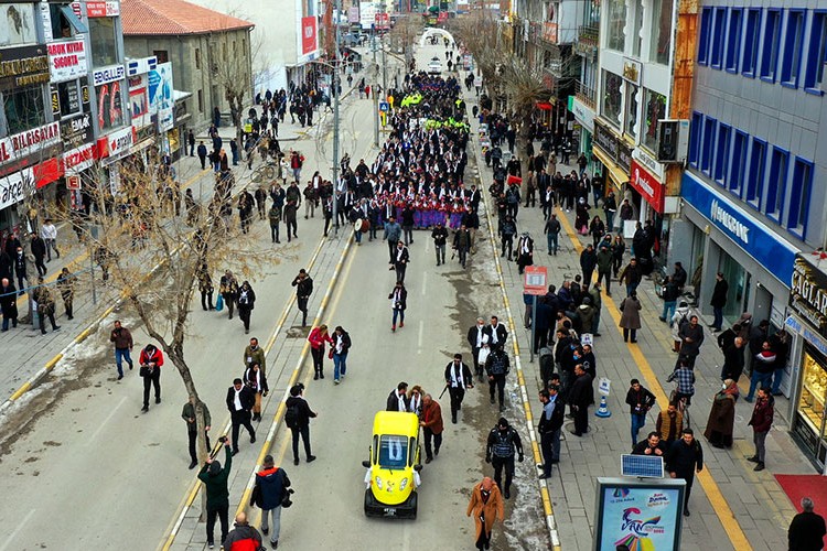 Van'da alışveriş festivali kortej yürüyüşüyle başladı