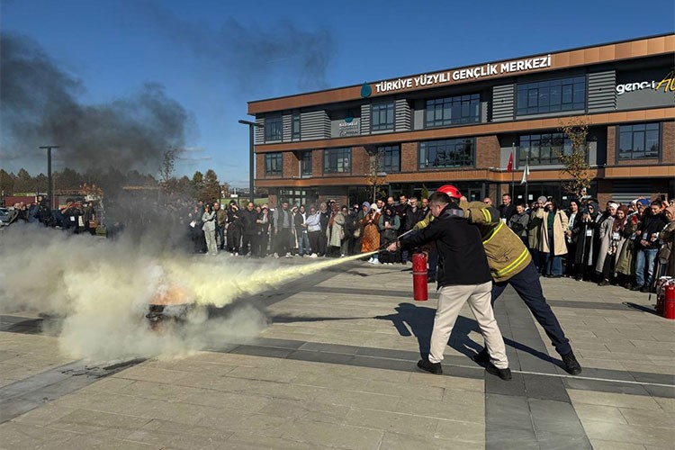 Mahalle sakinleri verilen eğitimlerle afetlere karşı bilinçlendiriliyor