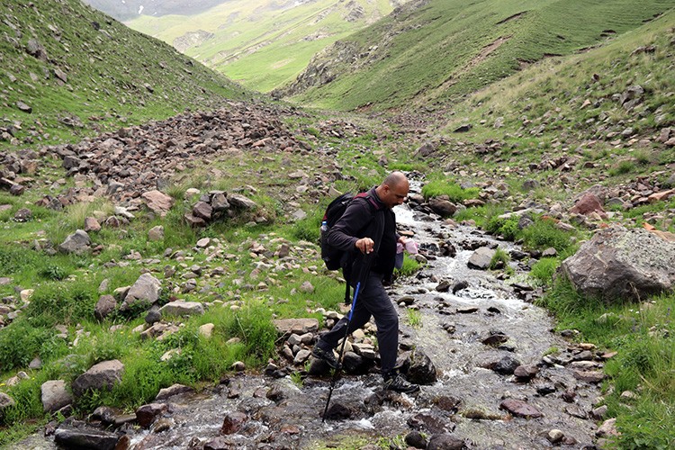 Yağışlarla yeşillenen Aras Dağları doğa tutkunlarını ağırlıyor