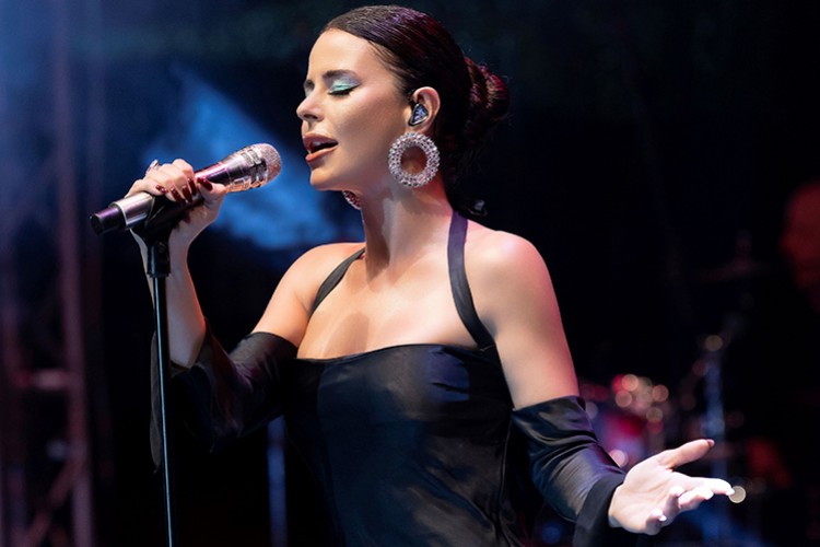 "İş başka aşk başka"