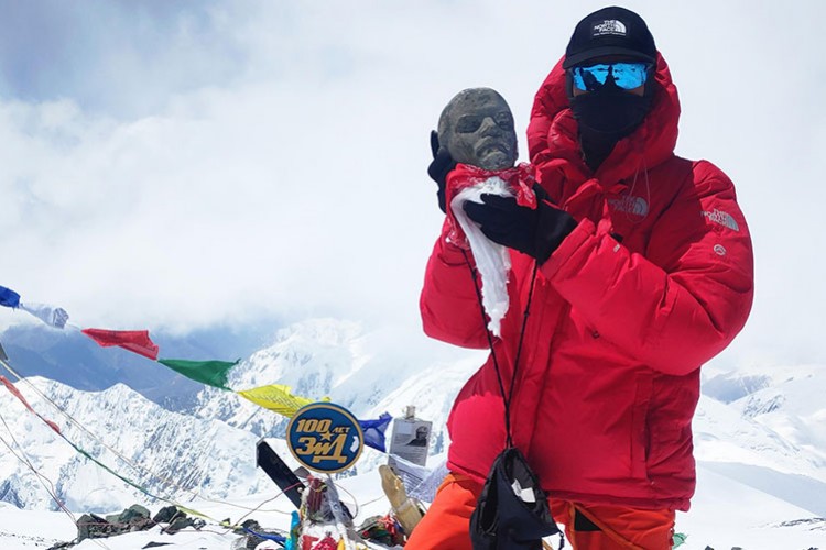 Doğu Yılmaz Pamir Dağı'nın Zirvesine Tırmandı