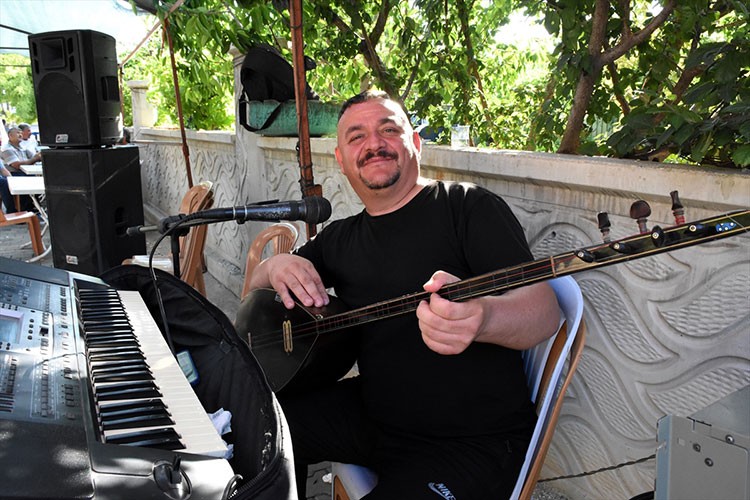 Garsonluk yaparken saz çalmayı öğrendi