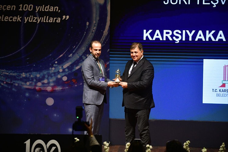 Karşıyaka Belediyesi Türkiye Sürdürülebilir Gelecek Ödülü'nü aldı