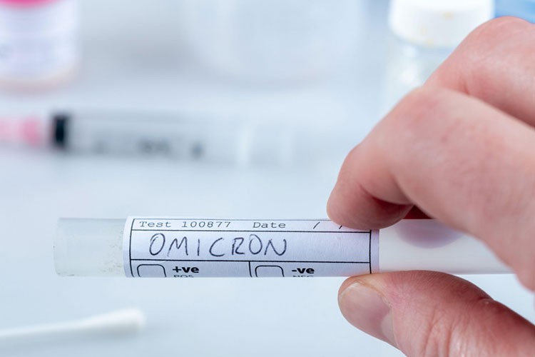 Omicron dünyada "çok yüksek" risk oluşturuyor