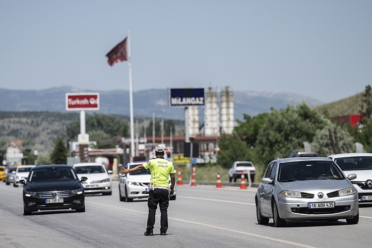Ankara'ya giriş noktalarında bayram dönüşü yoğunluğu yaşanıyor
