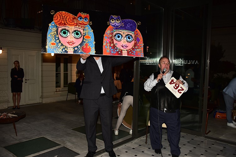 Uğur Batur'dan Dostlarına Özel İftar Daveti