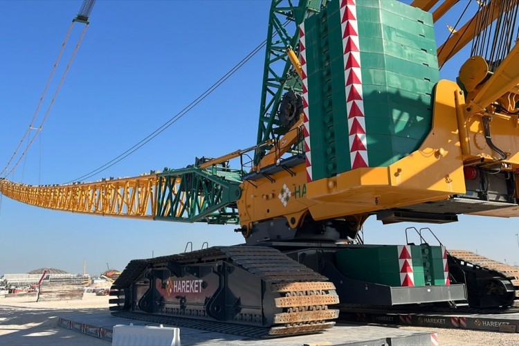 Katar'a 47 vinç teslim etti