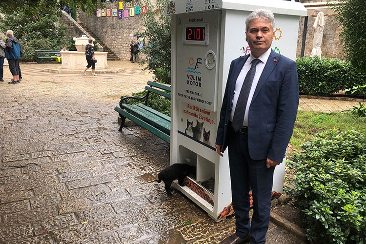 Pugedon MamaMatik Kotar' da kedilere umut oluyor