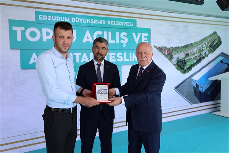 Kentsel dönüşüm kapsamında yapılan konut ve iş yerleri teslim edildi