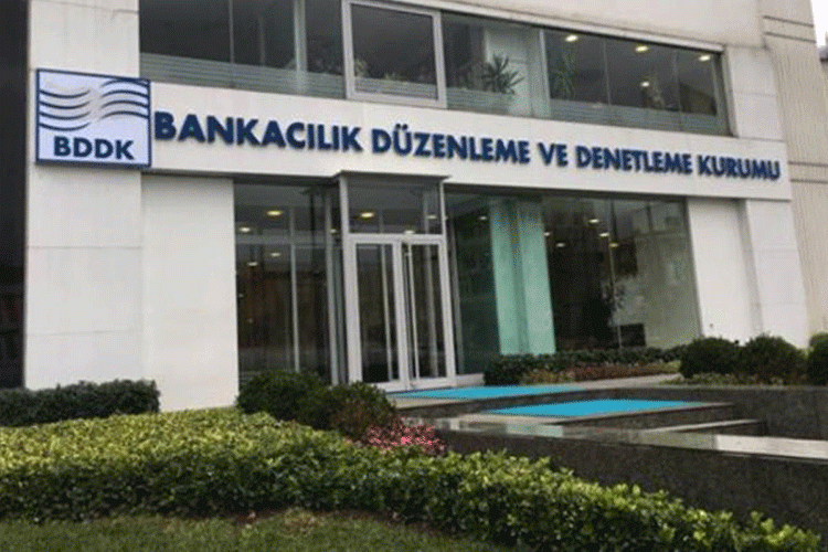 Kredi hacmi azaldı...