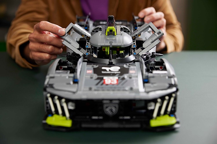 Yeni Lego Technic saygı duruşunda bulunuyor