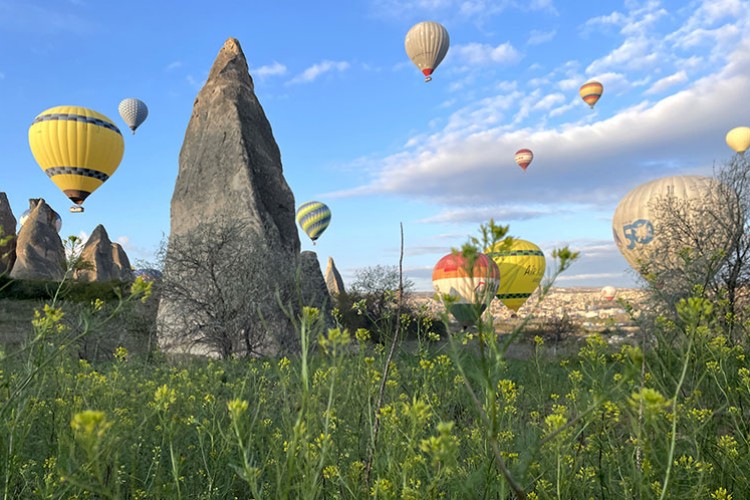 Sıcak hava balonları peribacaları üzerinde süzüldü