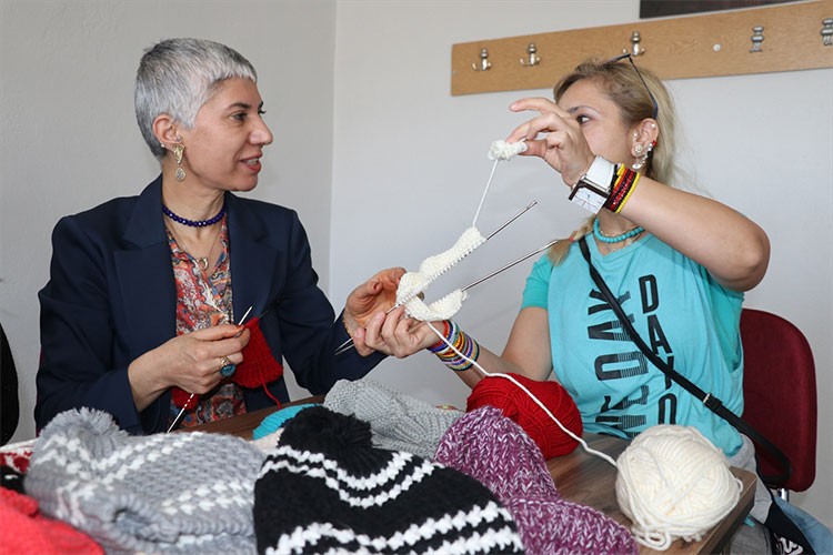 Dekanın "anne yadigarı" örgü ipleri, köylerdeki öğrencileri ısıtacak