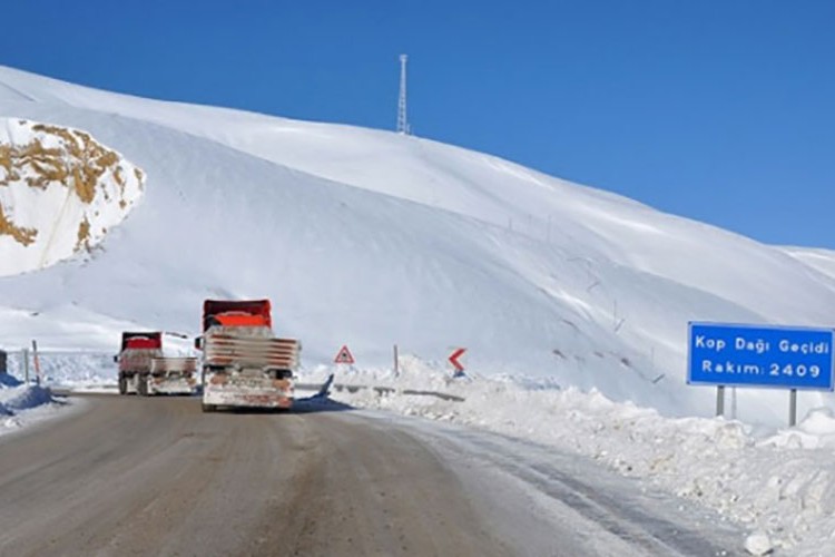 Kop Dağı Geçidi'nde ulaşım durdu