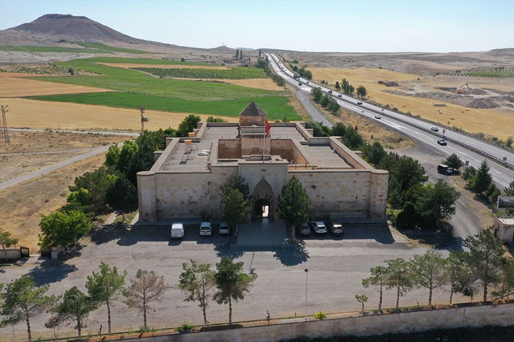 Tarih ve tasavvuf 8 asırlık kervansarayda buluşuyor