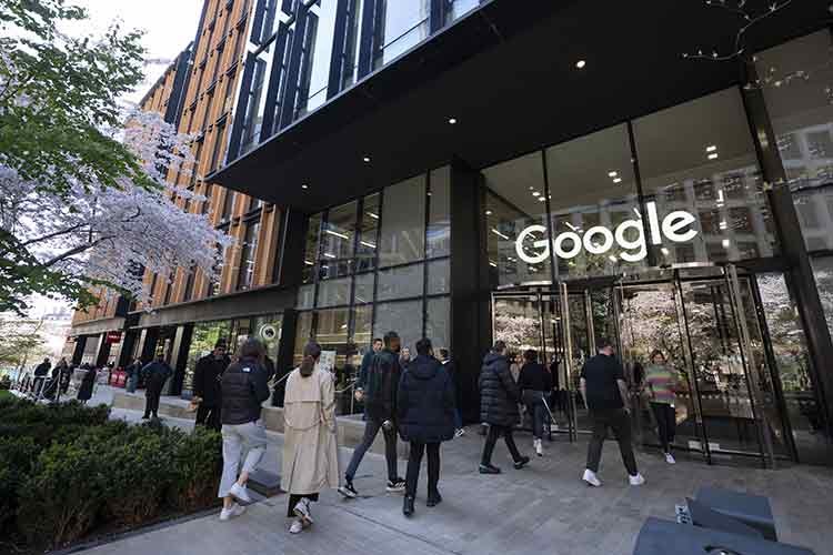 Google çalışanları Londra'da işten çıkarmaları protesto etti